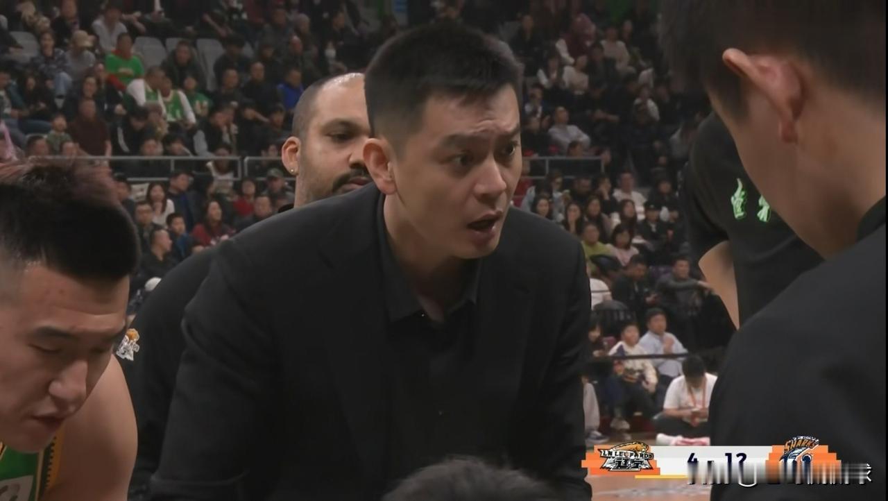 辽宁本钢主帅杨鸣被自家球员给气炸了！在今天辽宁本钢主场迎战上海久事的焦点战中，当