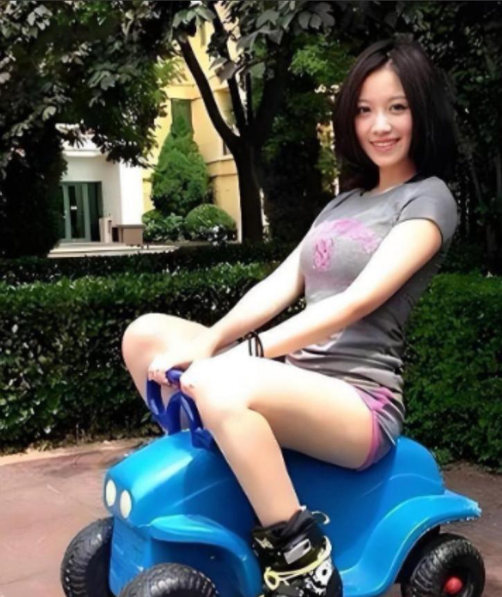 2011年，29岁的姚贝娜在镜子里发现左乳一处小凹陷。她没拖，跑了几家医院，最后