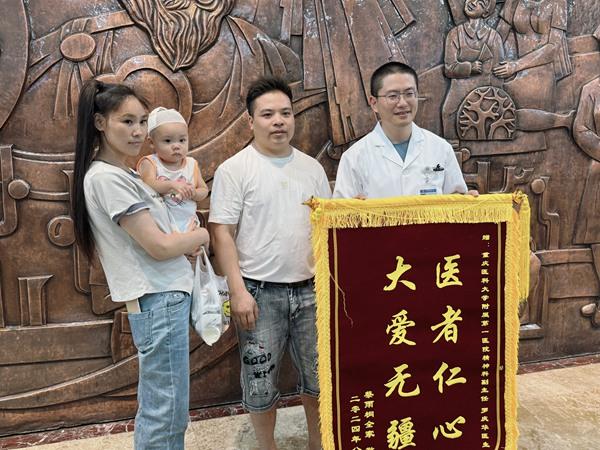 “这个专家火了！”贵州一隧道发生车祸，9月大婴儿头部被撞得凹陷下去，休假中的重医