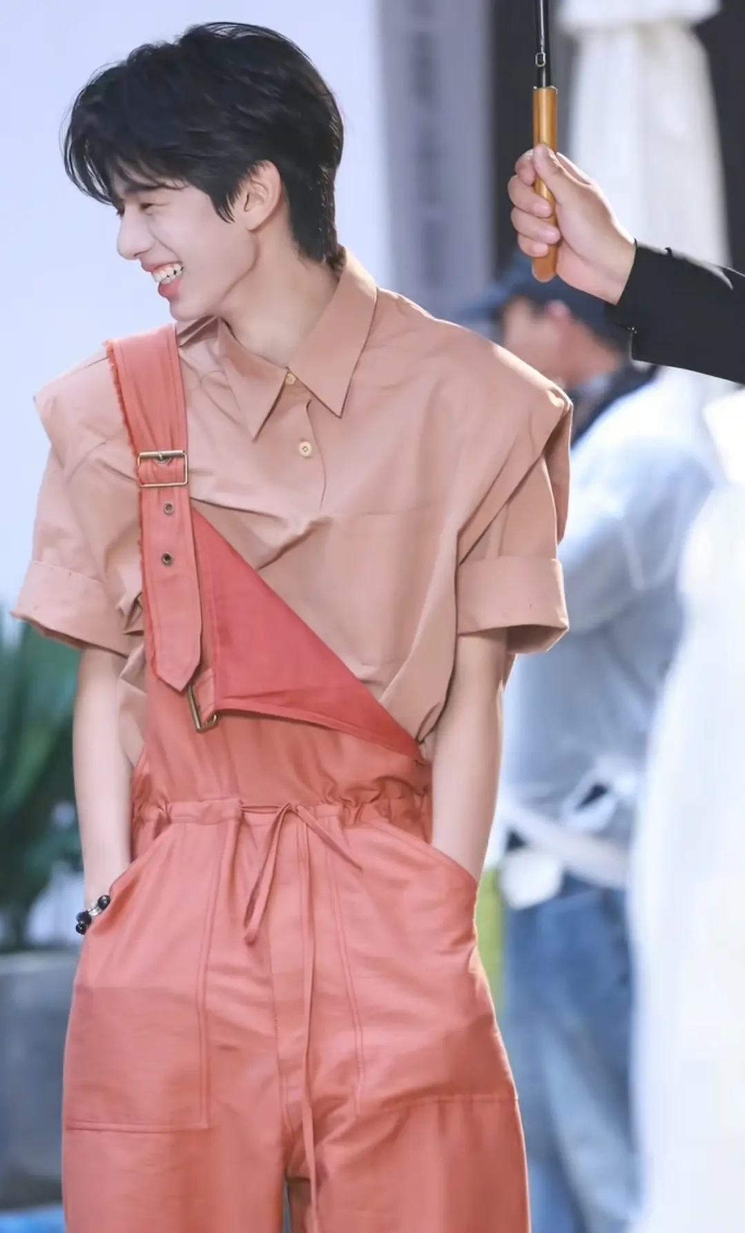 难怪他爱笑，听说他是高配版张凌赫。 