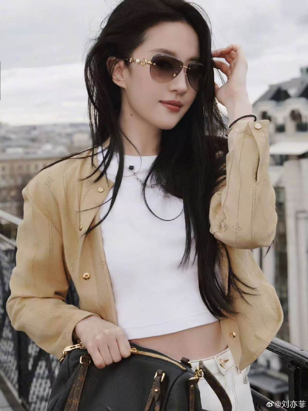 刘亦菲走路胯部发力就算是刘亦菲也要保持裤脚破烂 啊啊啊完全是老公！魅力值max 