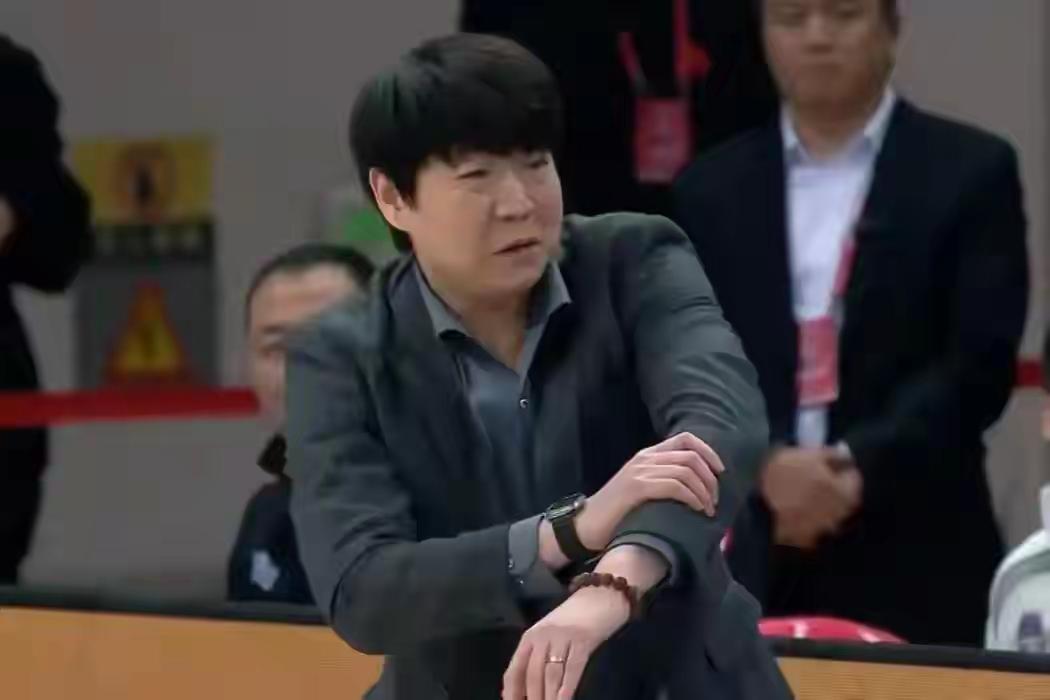 邱彪正面回答琼斯到队时间。

在山东高速与浙江稠州金租比赛结束后的新闻发布会上，