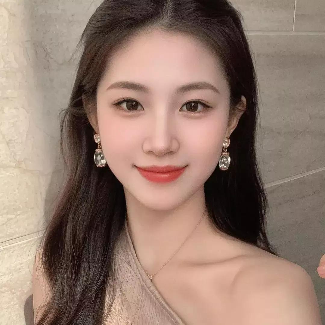 甜美少女，红唇与珠宝的完美搭配，温柔动人。红裙珠宝写真 温柔系珠宝 彩色珠宝系女