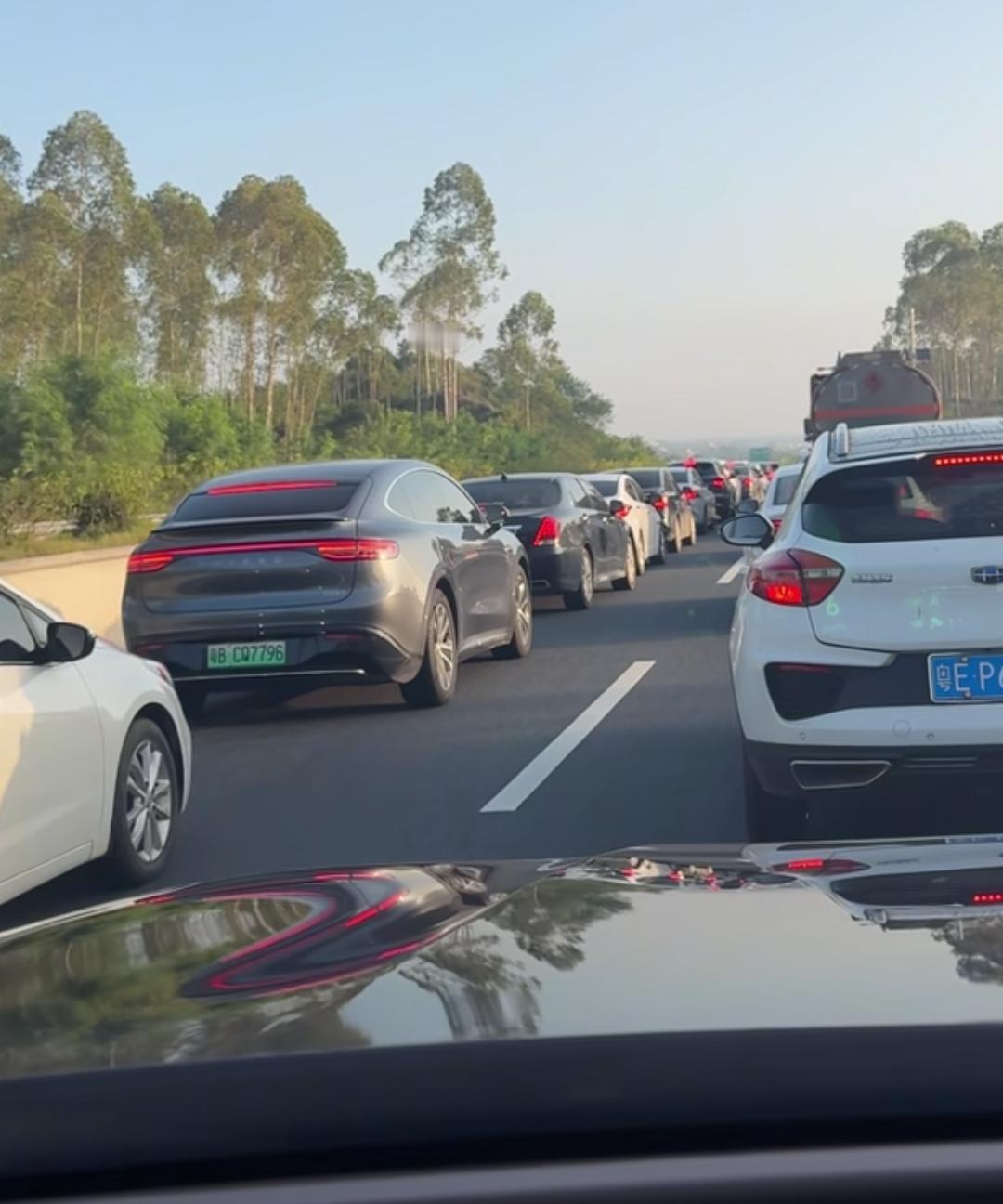 国庆返程，我宣布：我和我的车，正式在高速上落户了！
家人们，谁懂啊！
导航预计到