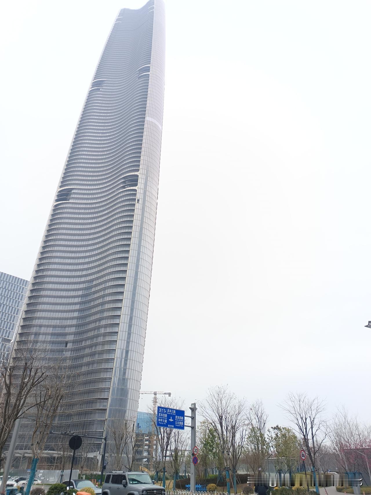 今天周末，有时间出去玩，去看了武汉第一高楼-武汉绿地中心。武汉绿地中心是湖北省武