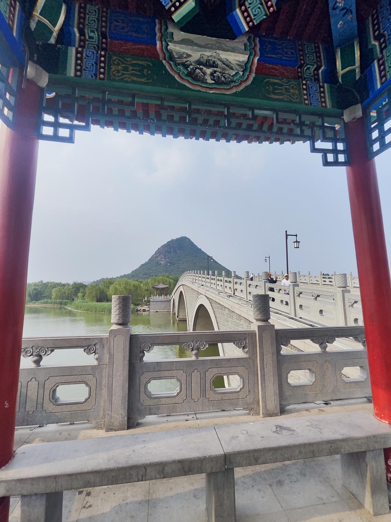 济南华山风景名胜区真是宝藏之地。华山海拔 197 米，山体陡峭，很有挑战性。爬到