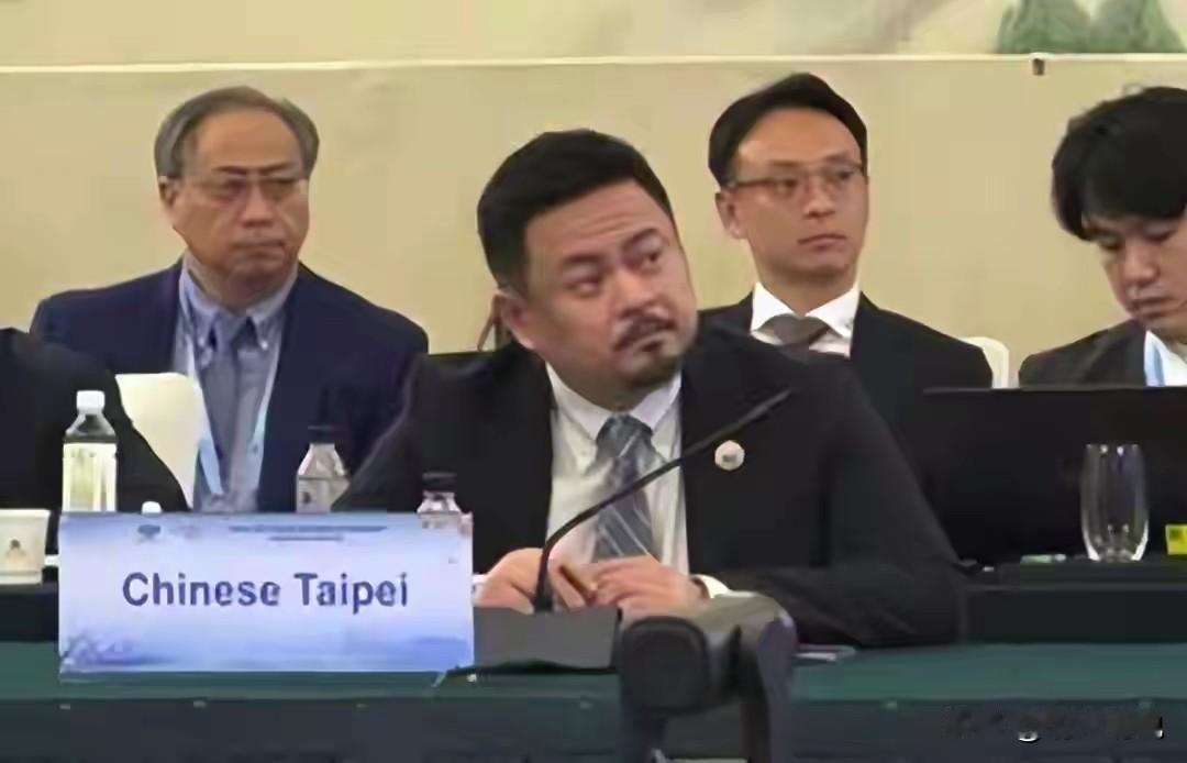南京APEC会议桌牌一目了然，台海的规矩早就讲清楚明人明说
 
这两天在南京举办