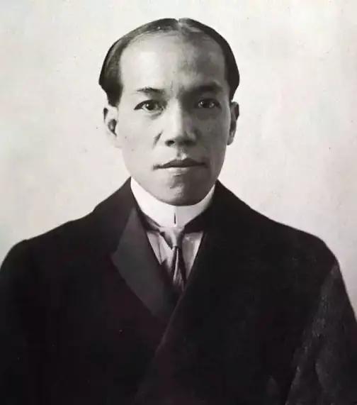 1926年，梁启超出现尿血的症状，他去看中医，中医这病问题不大；他去看西医，西医