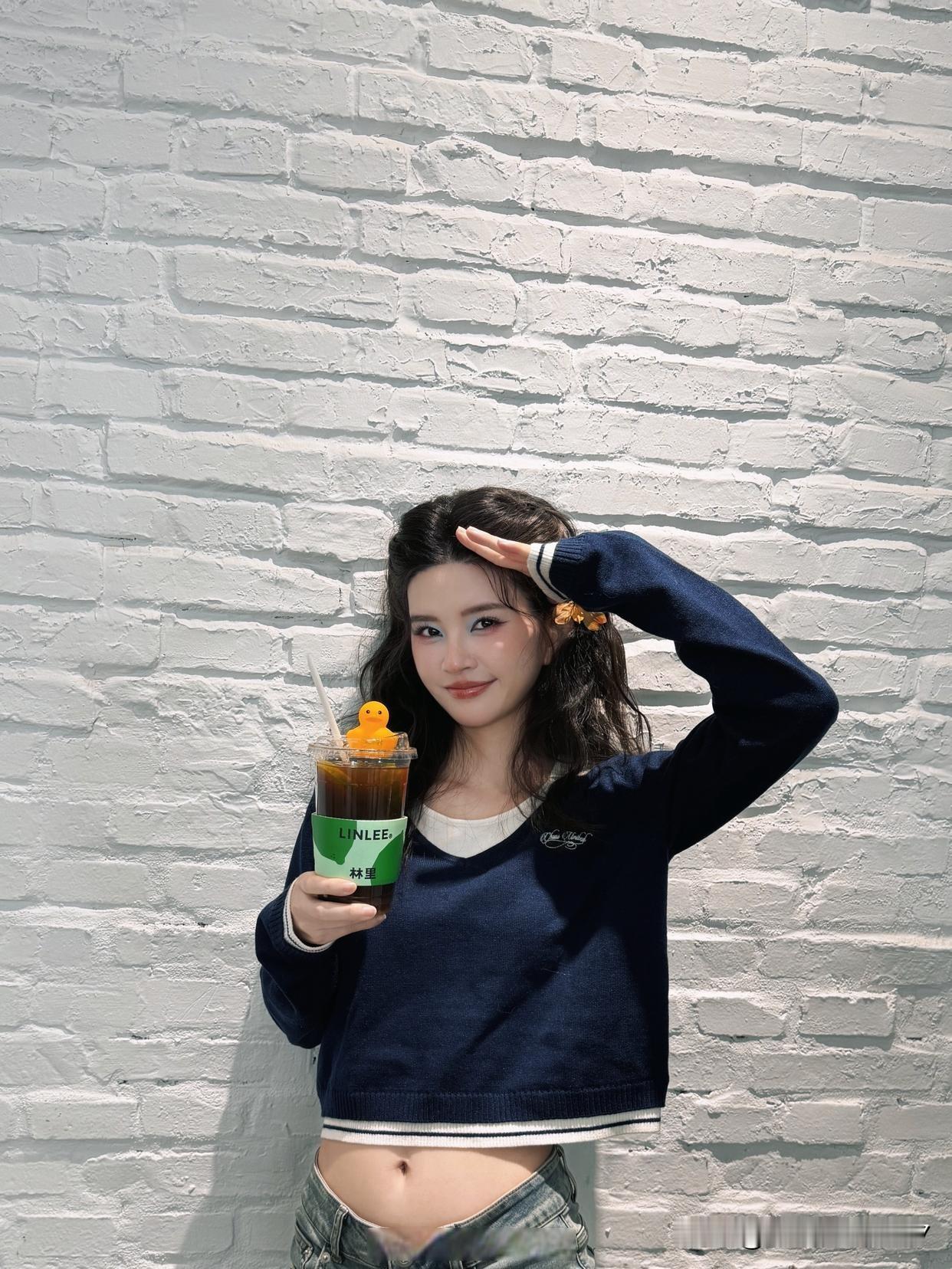 夏日炎炎，元气少女和冰饮的邂逅简直是绝配！想象一下，一位元气满满的少女手持冰可乐