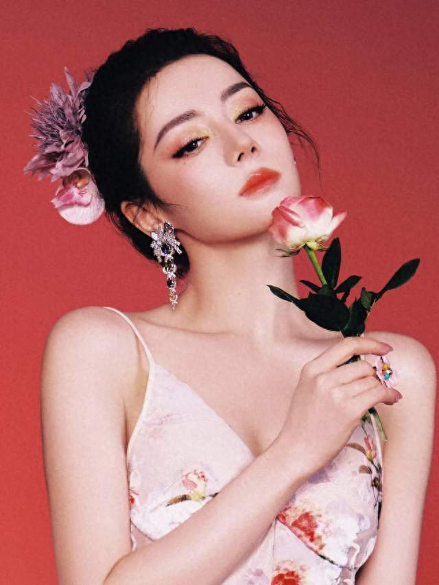 迪丽热巴，秋日花语，是优雅亦是温柔