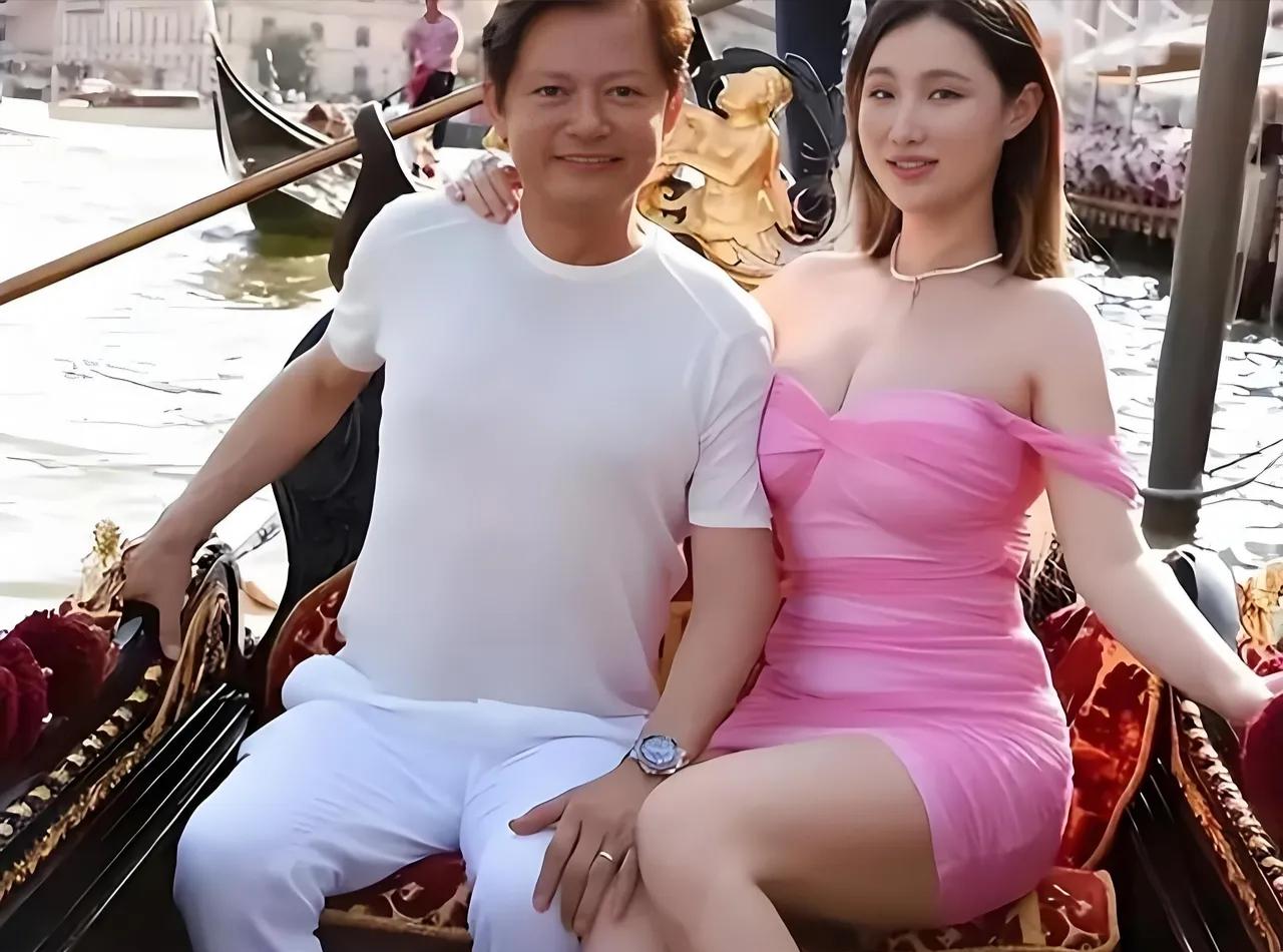 莫华伦真的太帅了，和小娇妻站在一起，简直是男帅女靓的典范。小娇妻一袭粉色吊带裙，