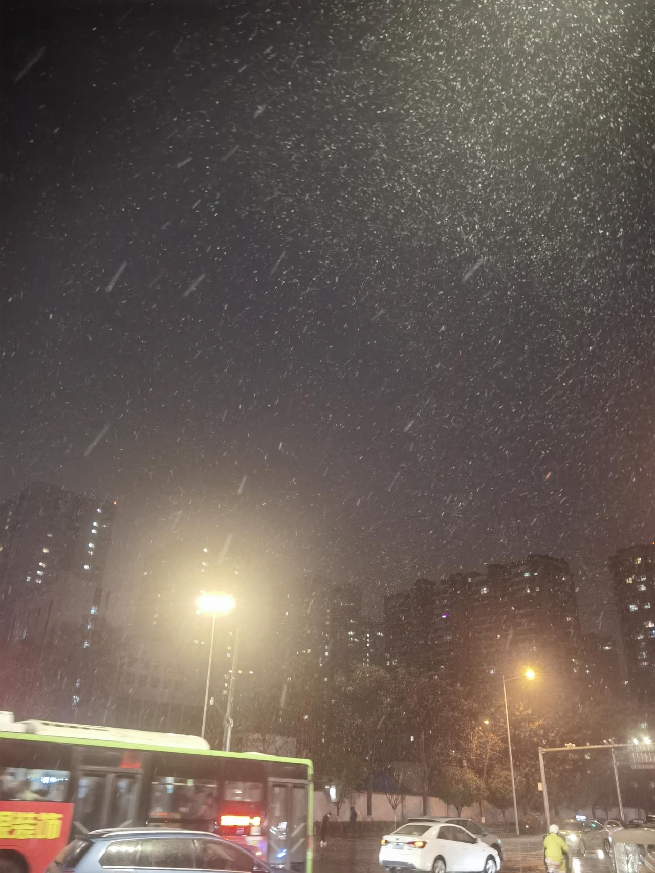 分享一张街景照片昨天晚上18：45分西安雪下的有点大！不过漫天大雪的感觉不多见，