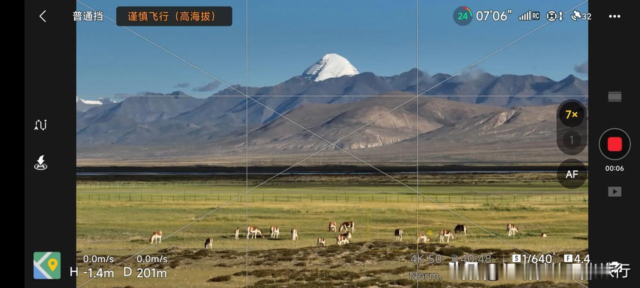 今天运气太好了！拍到了两座神山和藏野驴同框的画面。
第一张是冈仁波齐
第二三张是