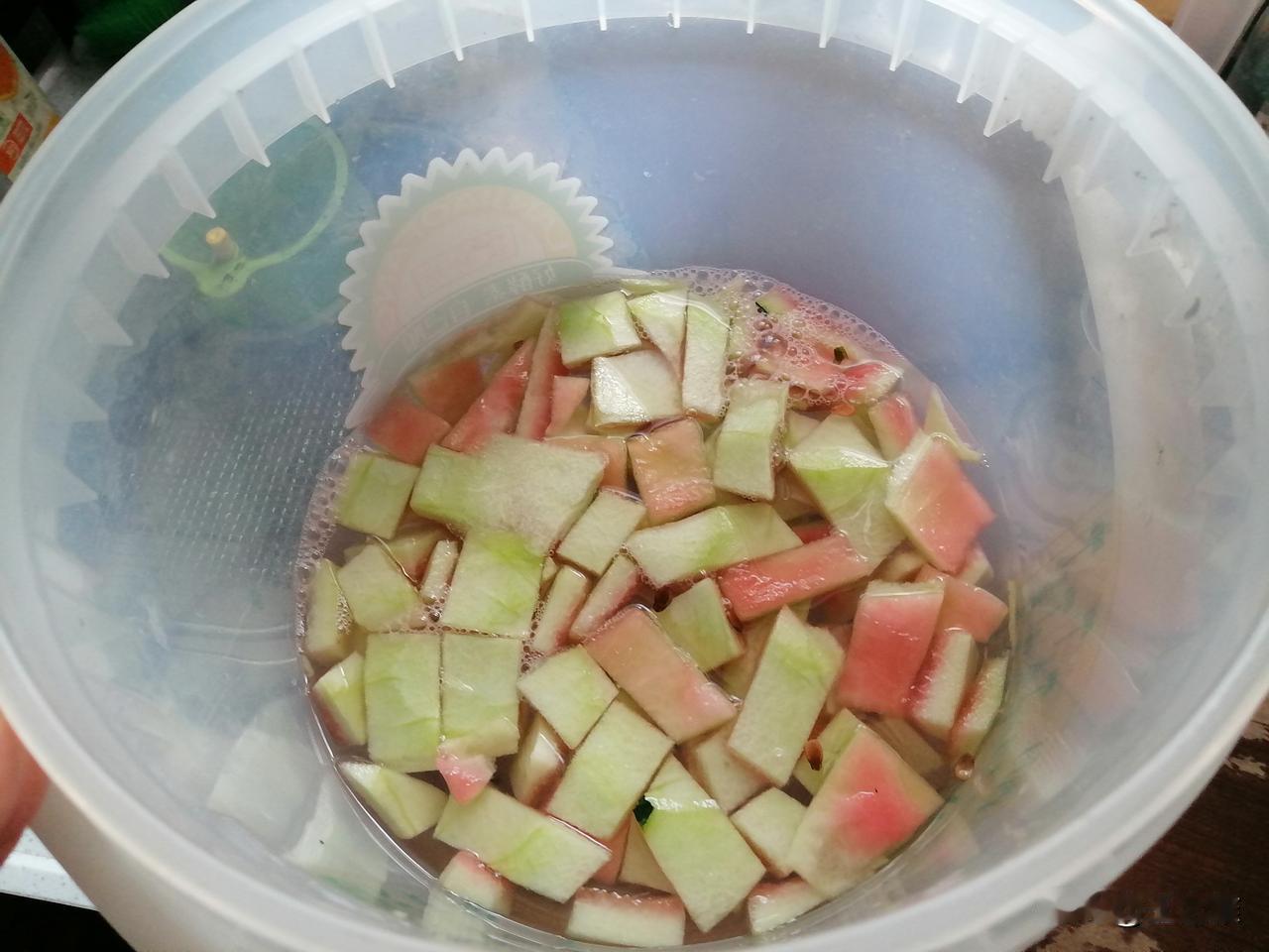 上午，我吃剩的西瓜皮，被我在家把西瓜外皮去掉切成小块，放进酵素桶，再加进入水和糖