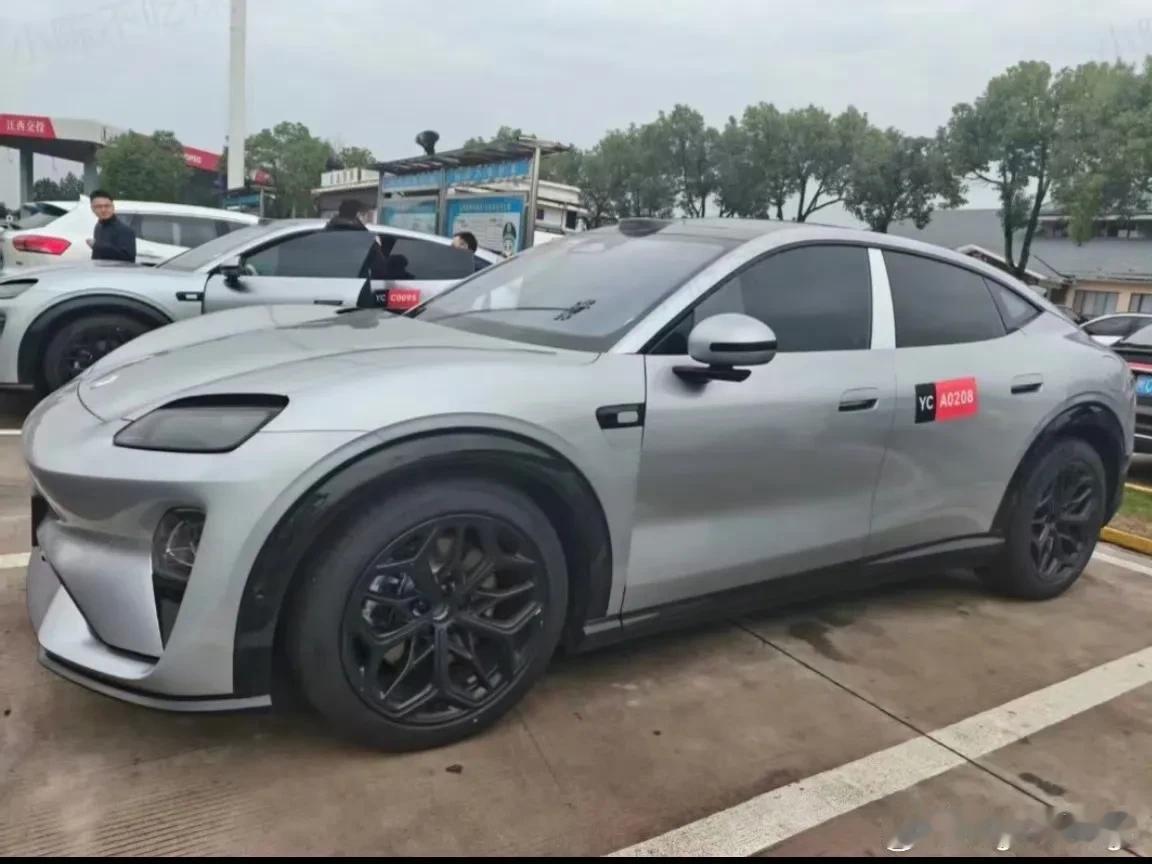 赛力斯最新款
赛豆AIVA ME7量产版路测无伪谍照
看起来，它是介于SUV和轿