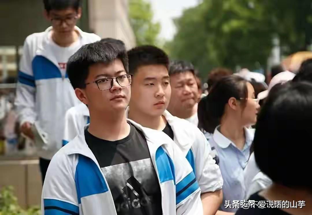 好专业的标准  下限比上限更重要!
难走的路从来不会拥挤，对于普通家庭孩子专业选