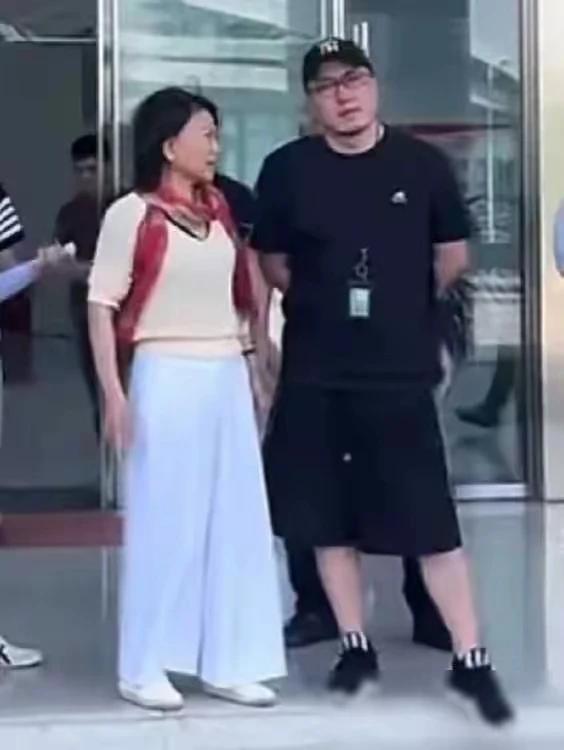 “黑衣男”火了！王自如“潮范儿”亮相董明珠身边：职场新潮流还是“时尚黑洞”来袭？