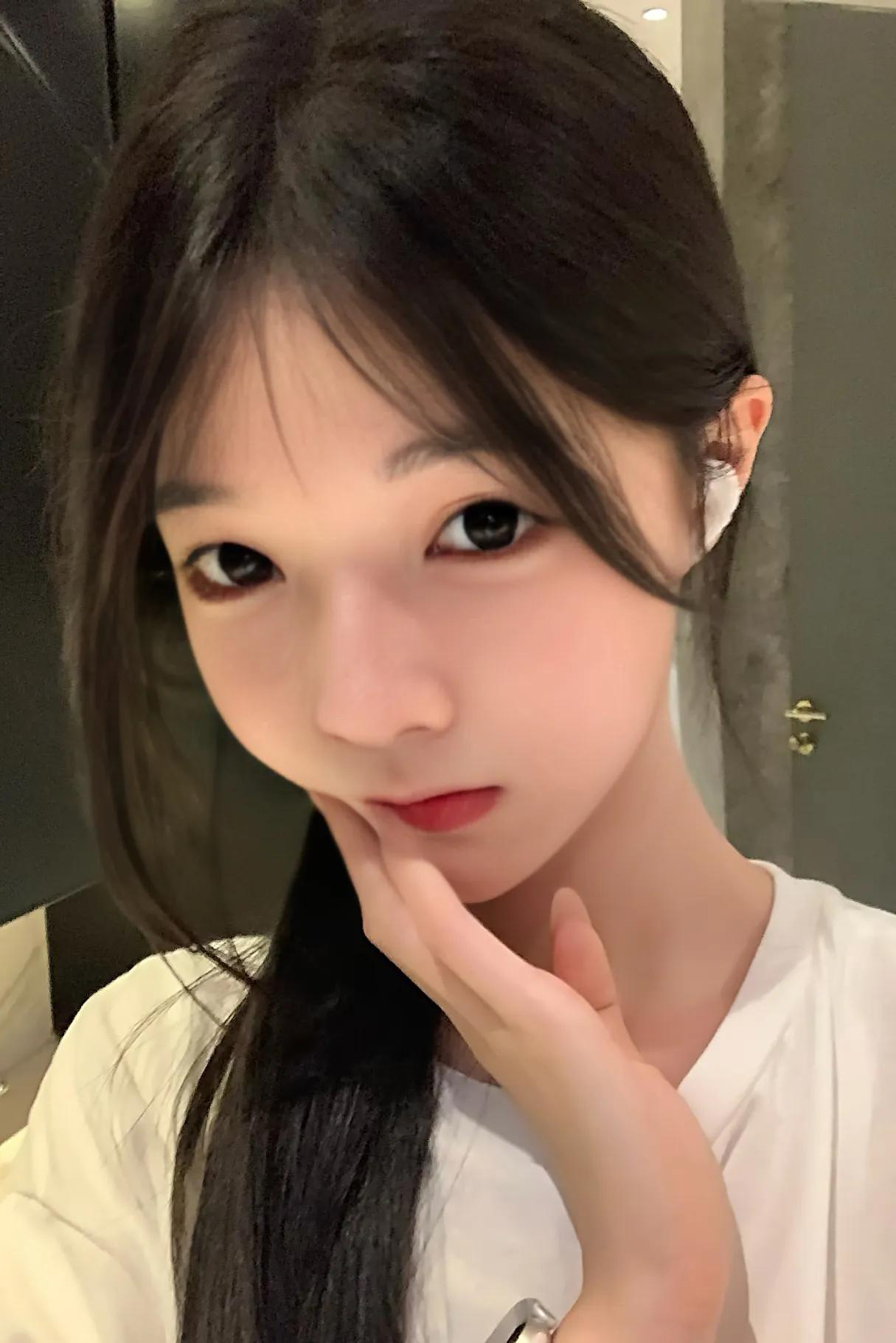 不合适，还是老老实实努力赚钱养家吧！
游戏还是学生时代玩一会就好了，成家立业后家