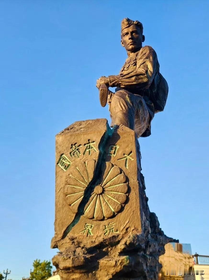2026年9月4日，俄罗斯在哈巴罗夫斯克揭幕了一座二战雕塑：一名苏军士兵用枪托砸