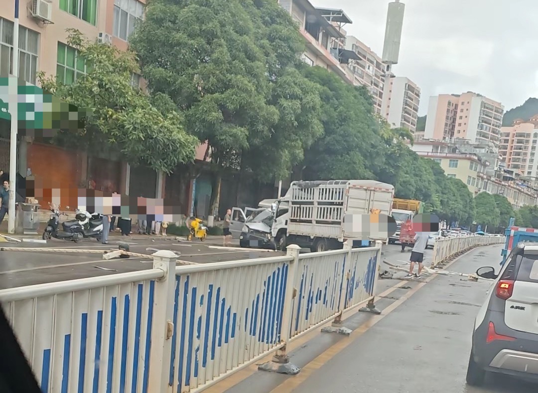 【百色德保货车撞护栏和对面小货车碰撞变形】8月1日，网友爆料称：百色德保一辆拉活