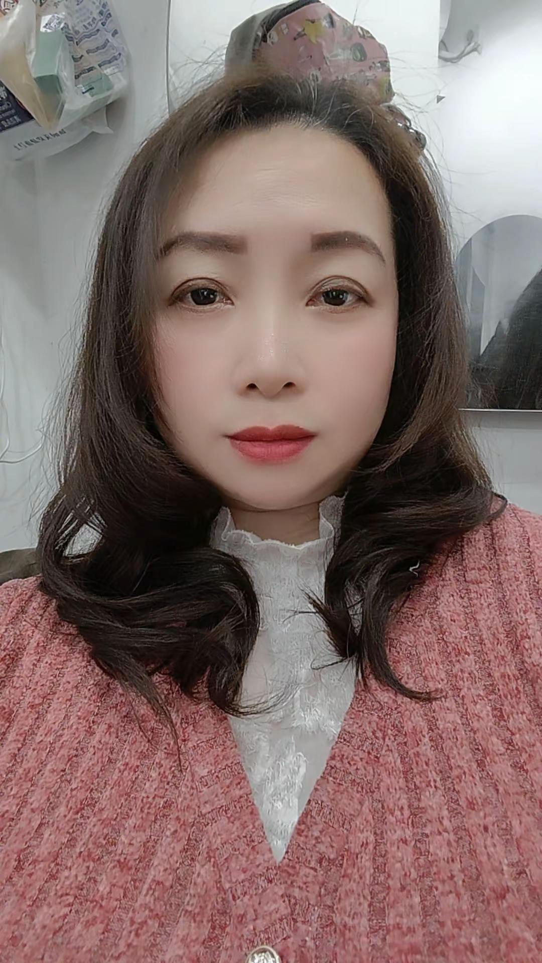 老板好客气👍🏻不吭不响，一刀剪了，帮我选择了发型