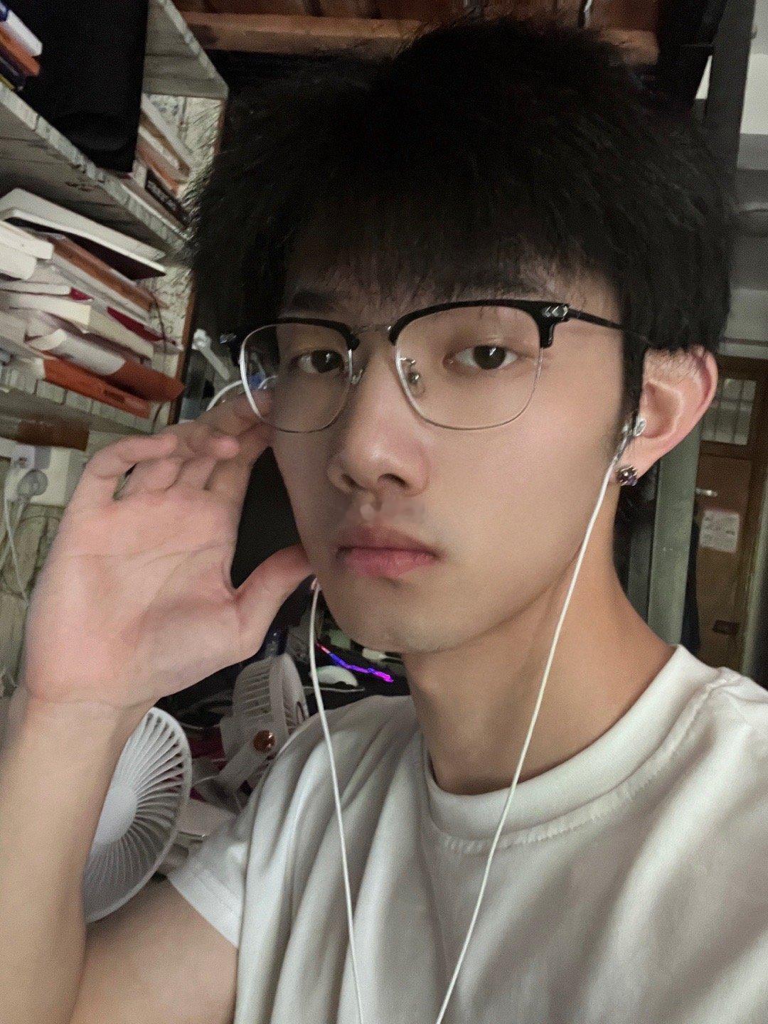 今日人设：憔悴学长 ​​​