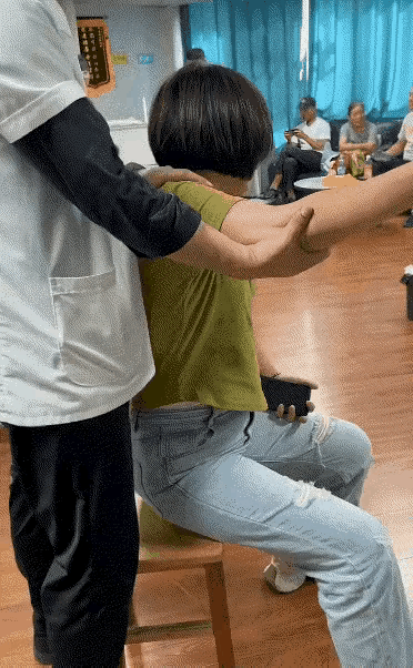 这是治病还是上刑啊？[黑脸]