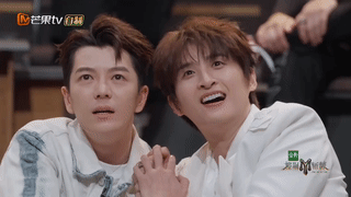 #哥哥们看信初舞台的表情# 苏见信也太有魅力了吧，在舞台上他的样子简直绽放着无限
