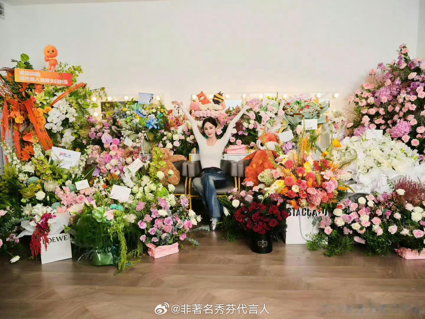 杨幂 谢谢大家参加我的四十大寿幂姐竟然已经40了？！还一直觉得幂姐是三十七八岁[
