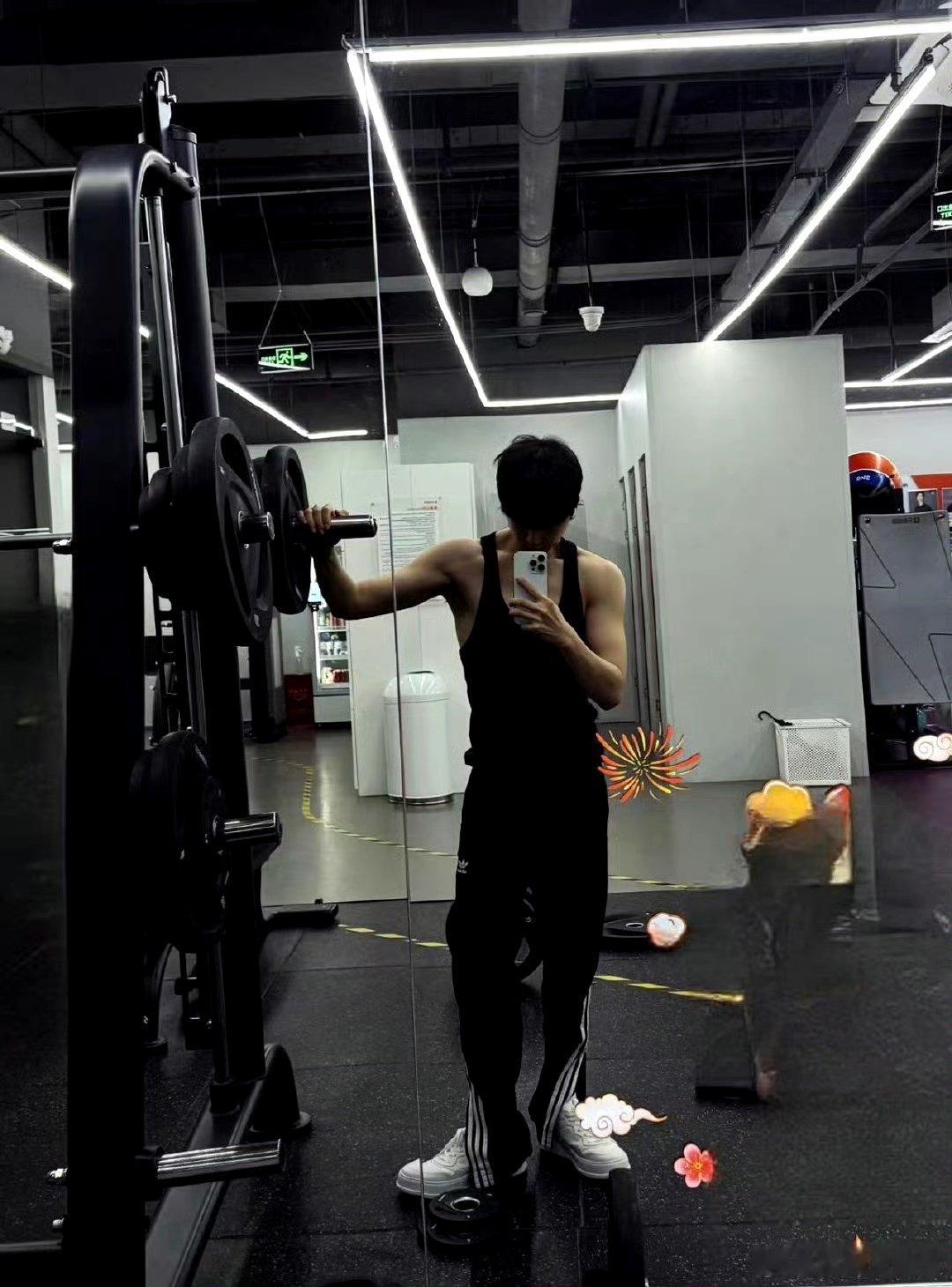 内娱活人经纪人李登科 不得不说，李登科重新定义了经纪人形象。当有不实八卦传出，他