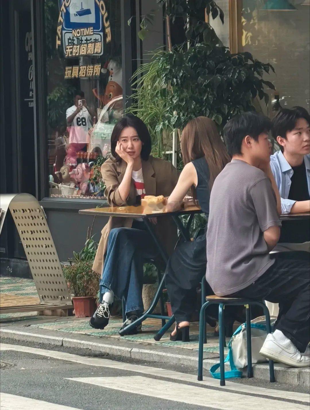 张小斐现身福建厦门拍戏，生图的她又美又飒，感觉她本人不太上镜啊，真人比电视里要漂