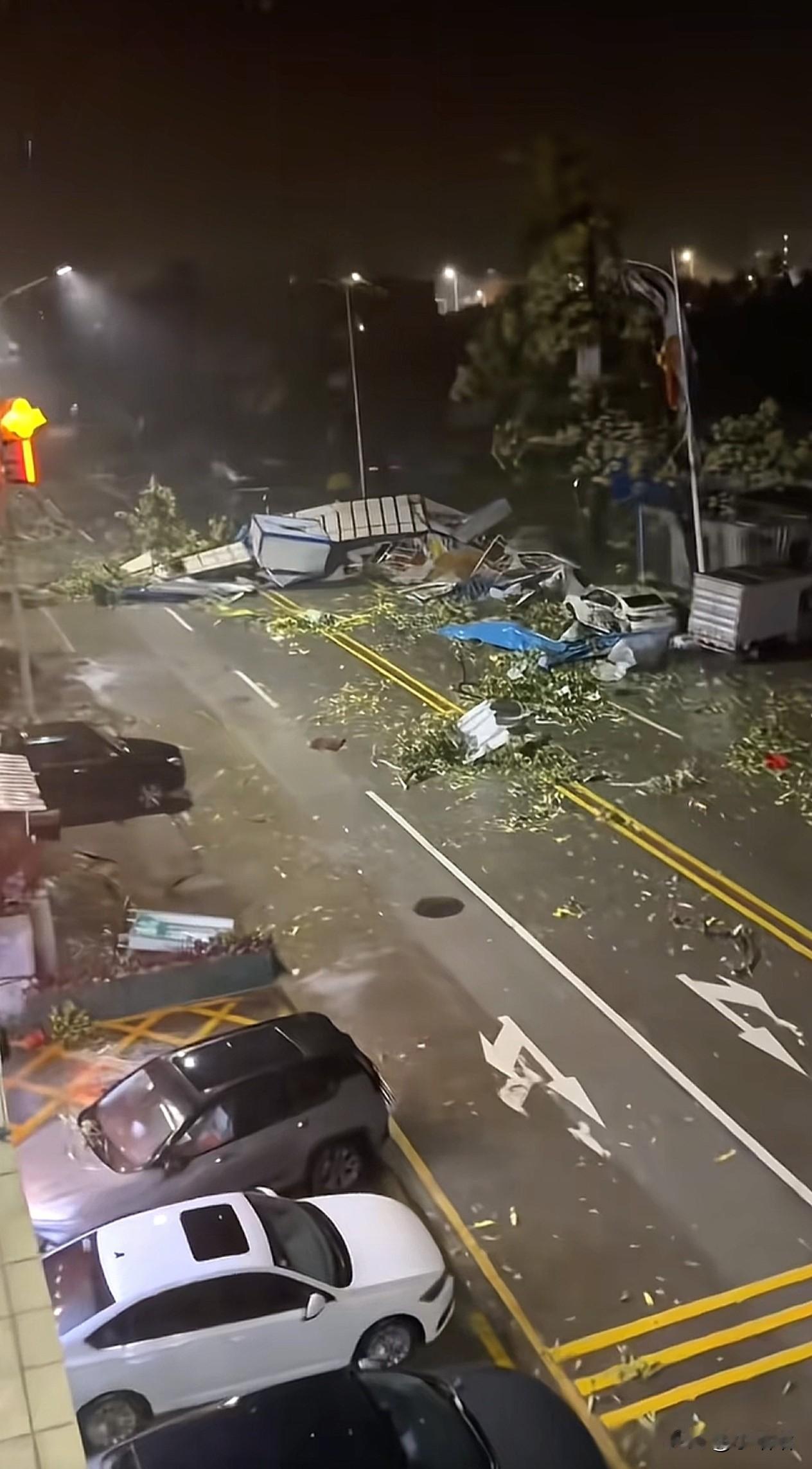 台风“红霞”登录广东啦！红霞的威力我早就知道了，因为我妈就叫红霞[泣不成声]，广