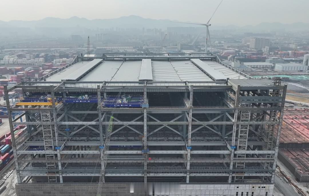 宁波舟山港堆存新突破宁波舟山港三期集装箱码头配套停车场（灰库项目）一期加速建设，