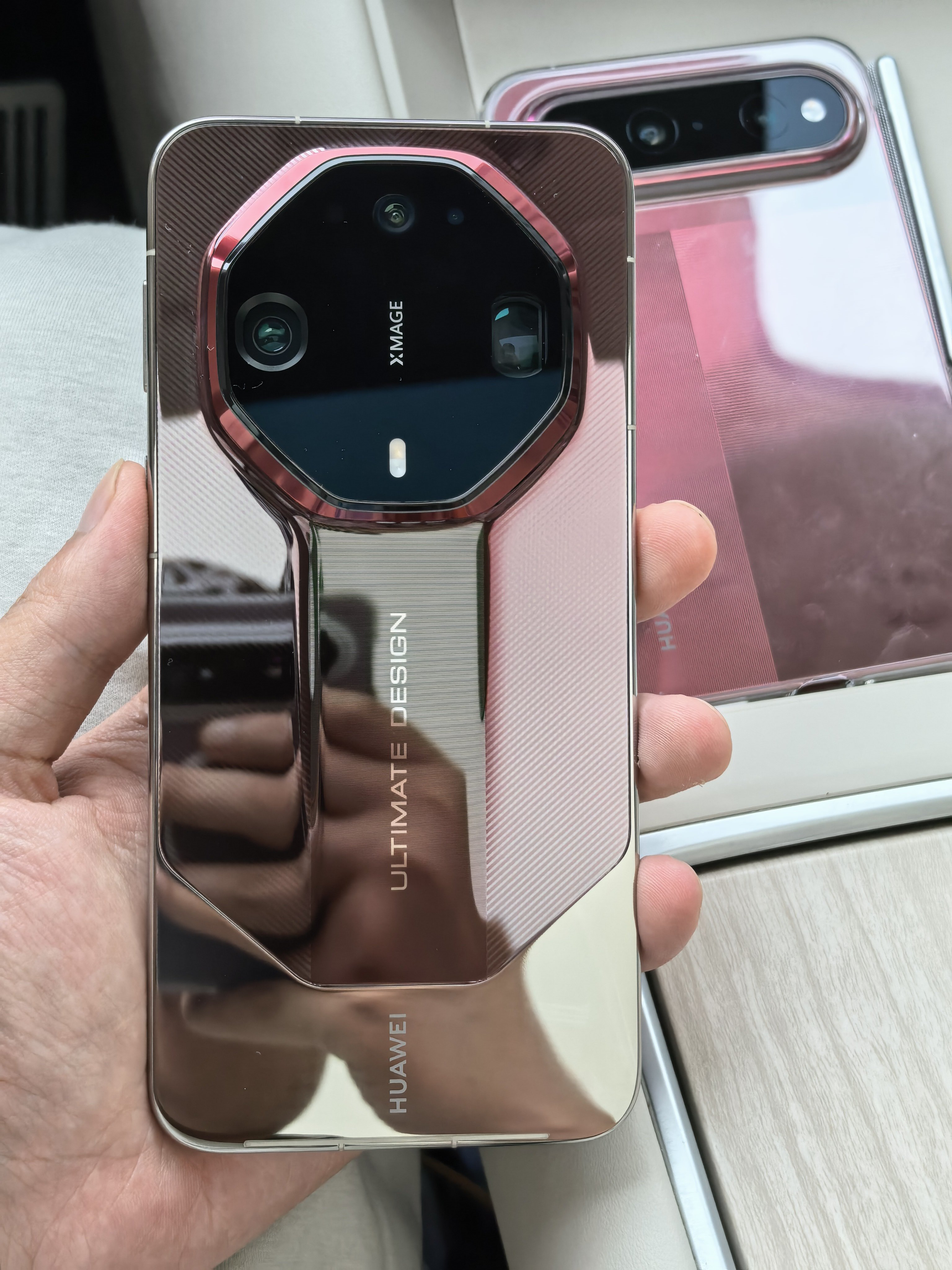 Mate90RS这一代质感做的太亮了，确实很沾指纹啊 ​​​