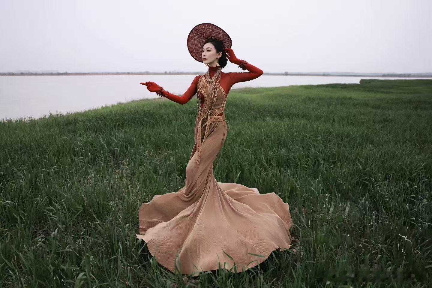常思思解锁天籁与少年发起人汉服弱化了舞台的张扬感，衬出她独有的气质，就算安静站在