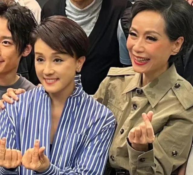 还认得叶童旁边的女星吗？以前常在TVB剧女扮男装，如今58岁气质仍出众
近日，叶