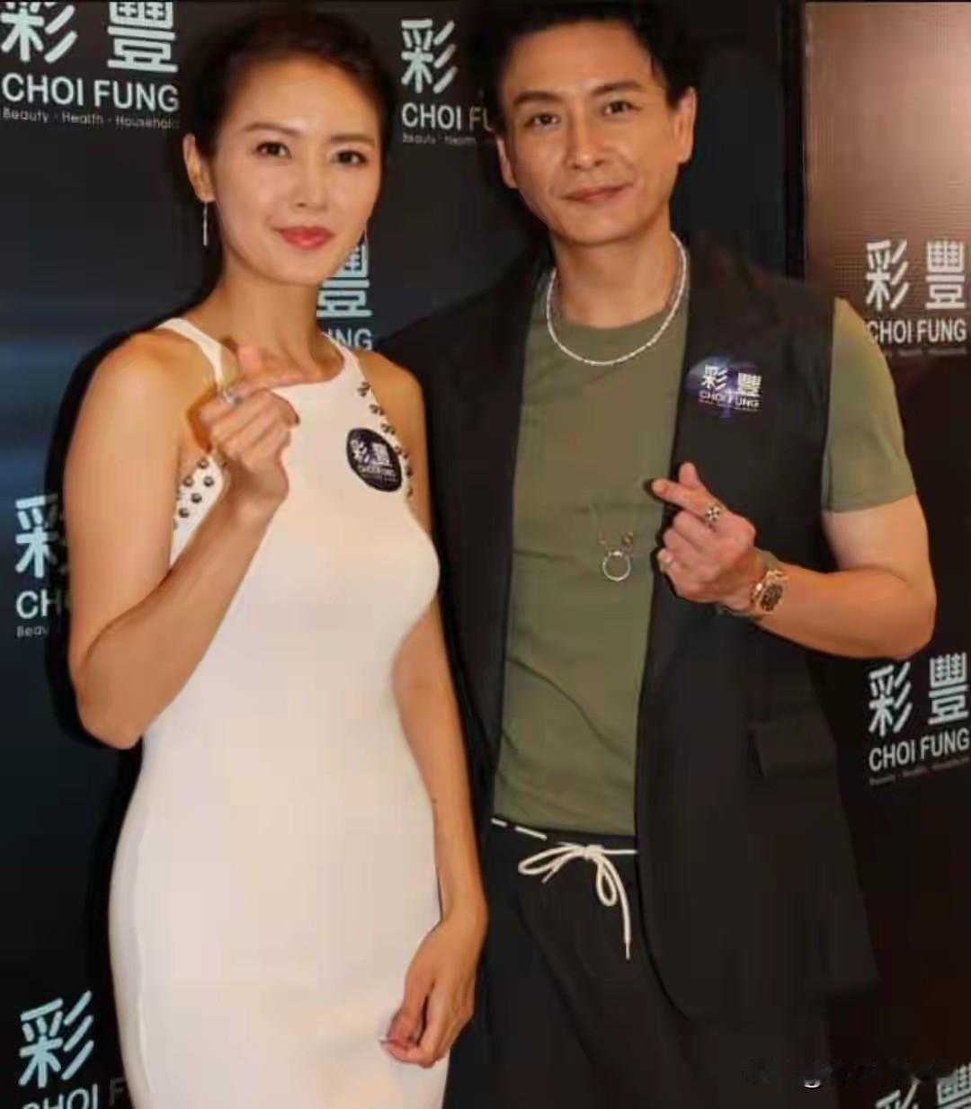 2025年10月18日，演员陈伟霆在社交平台突然发布一张婴儿小脚丫照片，配文“欢