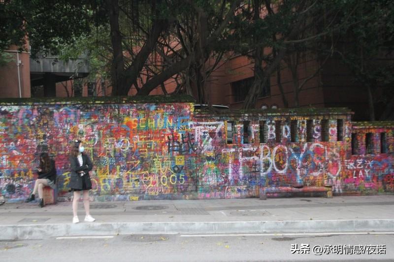 的确，没人能抵御时装周前排看秀的魅力！
这里蕴含着时尚圈最鲜活的风向，能率先感受