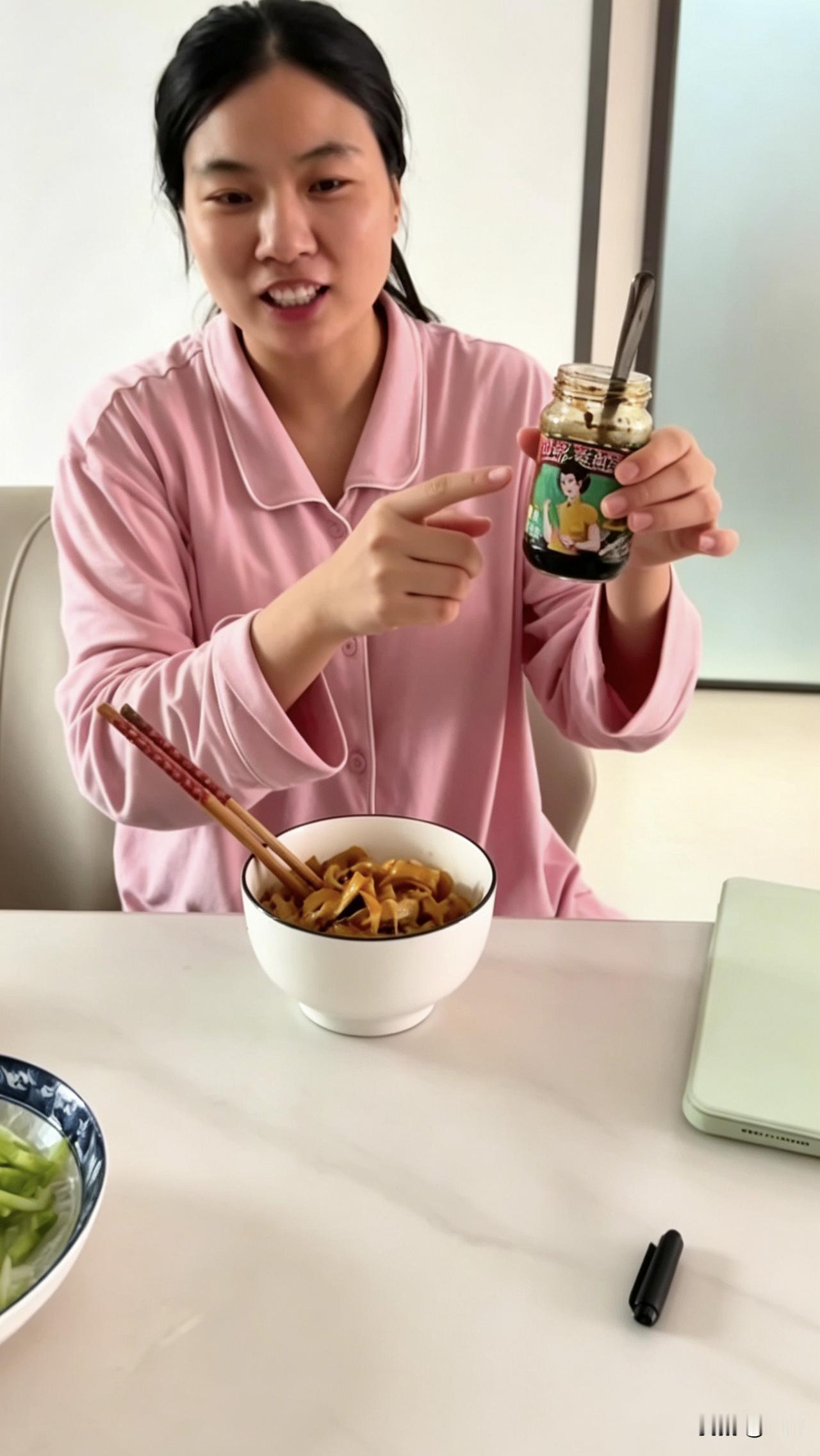 聪聪媳妇放下了面子，如今也开始频繁出镜打广告，这确实是明智的选择。

在婆家这个