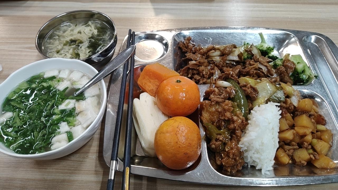 小故事：项目经理小李接到一个紧急任务，团队起初有些迷茫。他没有空谈战略，而是立刻