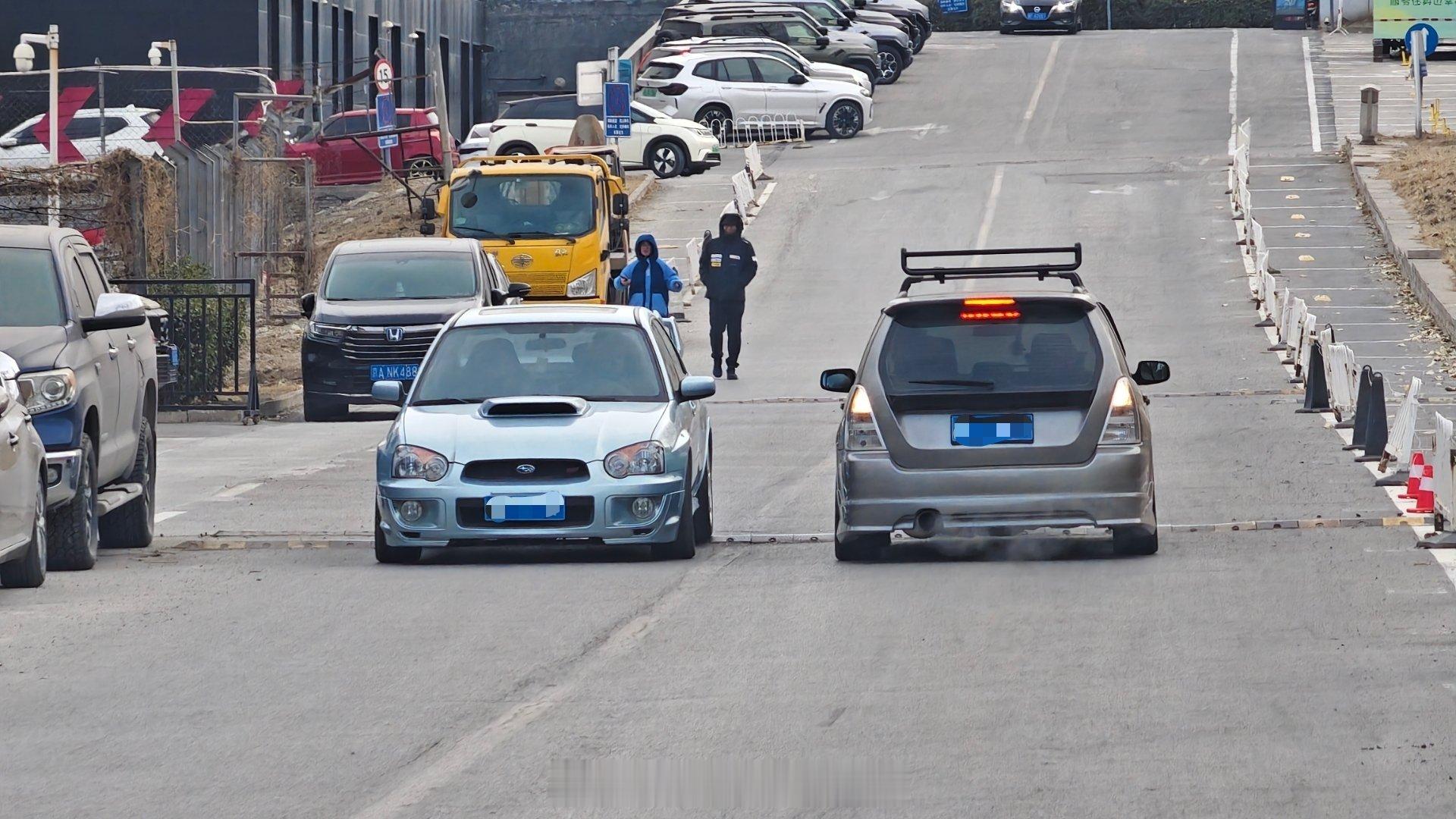 两位老旧能源车主在减速带前展开友好交流姿态真棒！我与汽车的日常