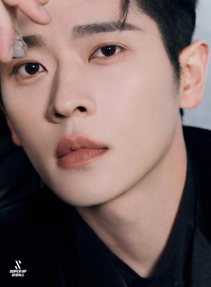 丞磊别盯了我快被帅晕了 被丞磊的清冷贵气折服！清隽眉眼配挺拔身姿，抬眸瞬间气场全