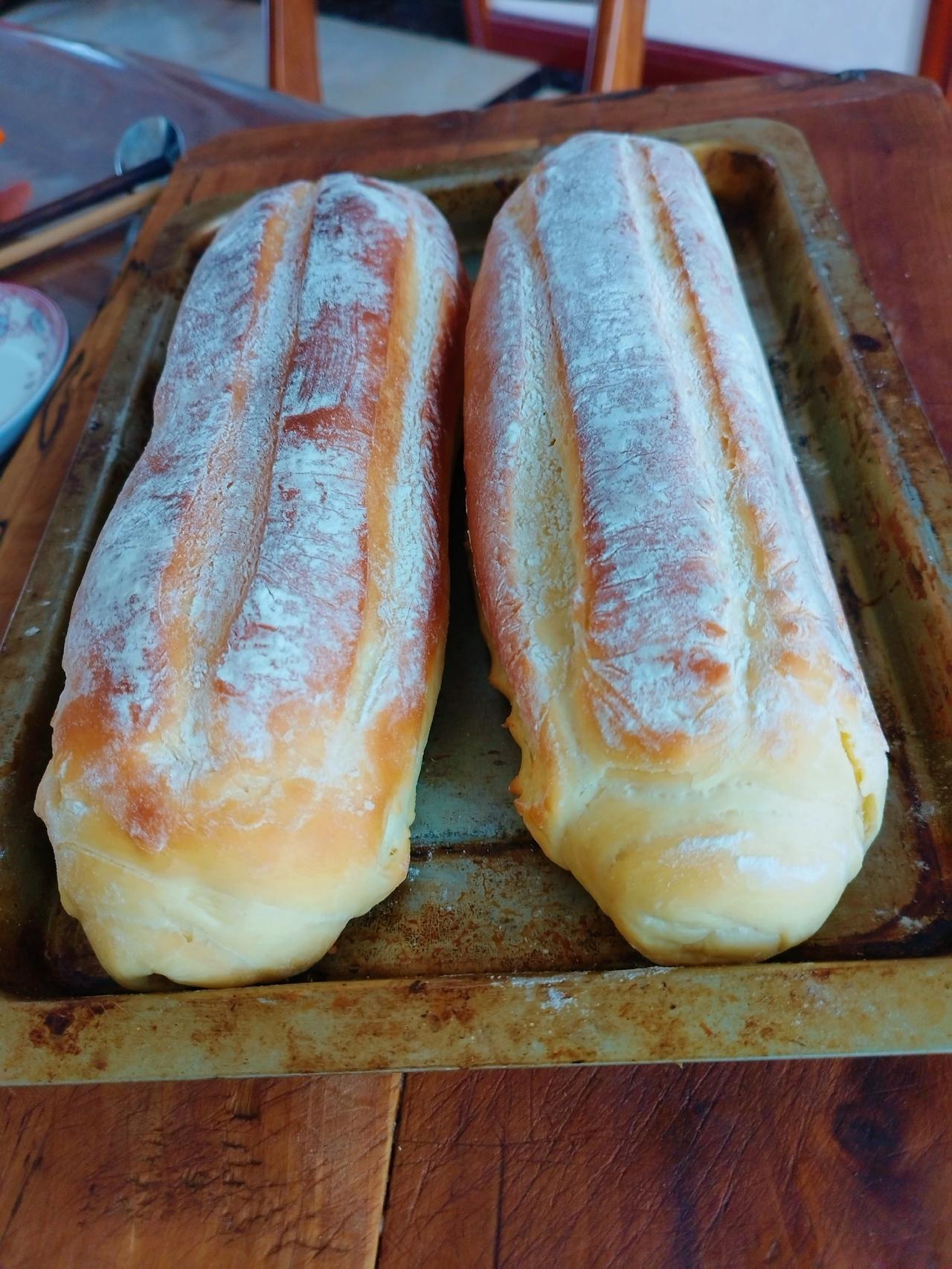 今天又烤了蛋奶哈斯，又是非常成功的一次，这个面包和面时液体里加了炼乳，烤出来外表