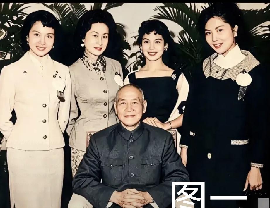 图一图二：香港女星葛兰与李湄、林黛、白光为蒋中正祝寿的一幕；
图三图四：葛兰和蒋