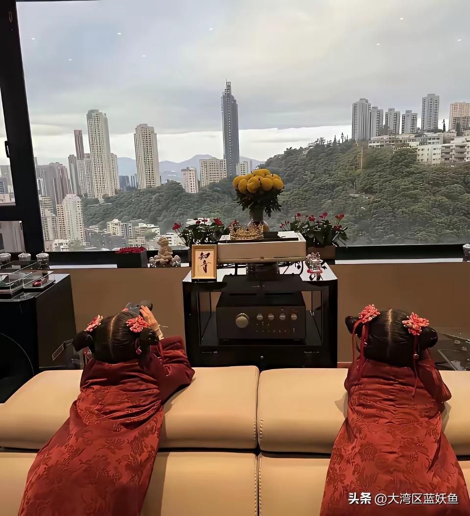 郭富城这波晒娃照，藏着不少门道。
 
照片里没露多少细节，但明眼人一看就认出来—