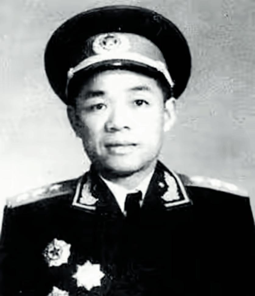 1950年4月16日深夜，琼州海峡海面与黑夜融为一体，韩先楚站在指挥船的甲板上，