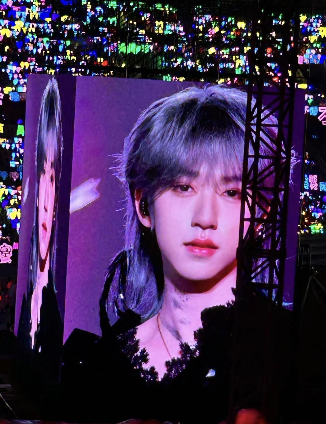 上海外滩那块屏，每晚烧掉8000块，只播两个男孩的名字。
你看到的不是爱，是一场