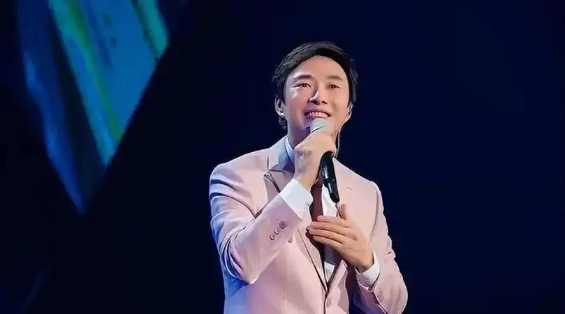 #如何评价费玉清#其嗓音独特，清澈纯净如天籁，高音稳定且极具穿透力。经典歌曲众多