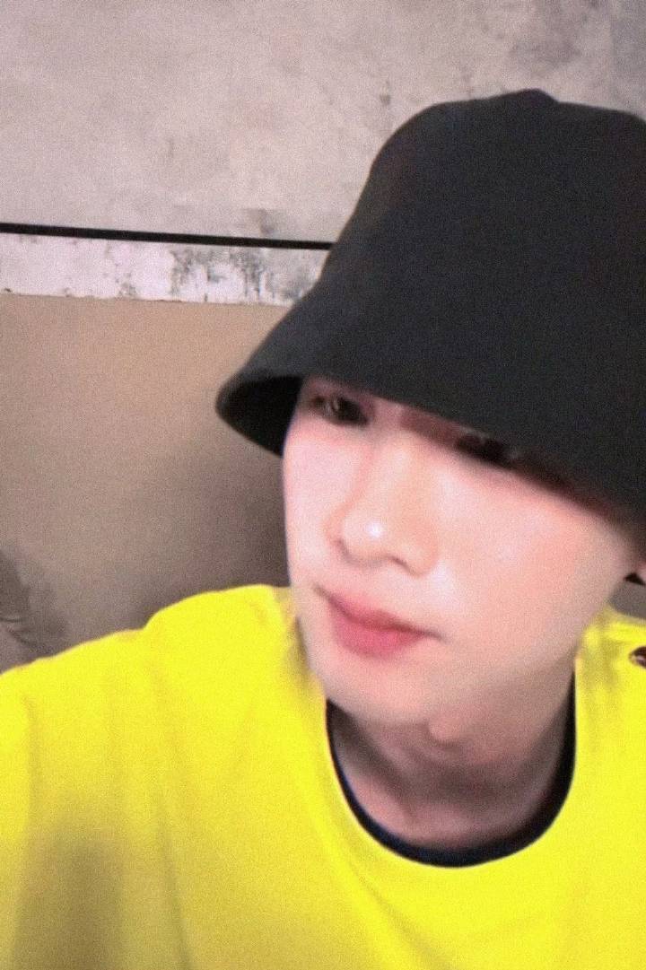 白敬亭紧急形象管理白敬亭摘耳夹白敬亭 ​​​哈哈哈哈哈哈哈太好笑了紧急 ​​​