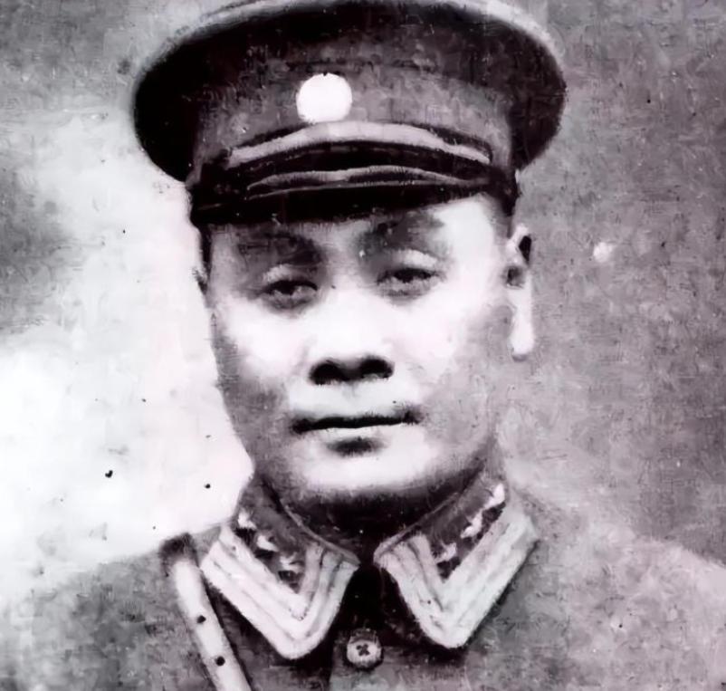 1949年冬，川军上将潘文华盯着年轻貌美的七姨太，突然甩出一箱金条逼她连夜逃亡，